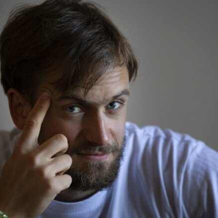 'Pussy Riot' dalībnieks hospitalizēts iespējamas saindēšanās dēļ