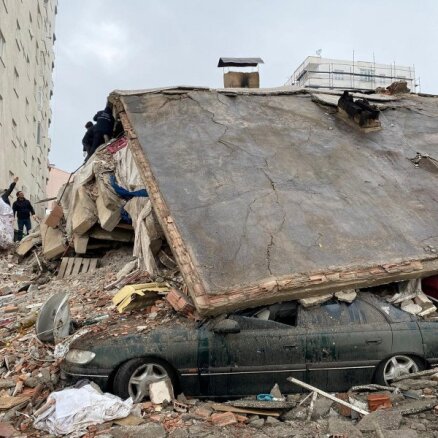 Zemestrīcē Turcijā un Sīrijā 321 bojāgājušais; sagrautas daudzas ēkas
