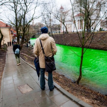 Foto: Viļņā aktīvi sagaida Svētā Patrika dienu un upi pārkrāso zaļu
