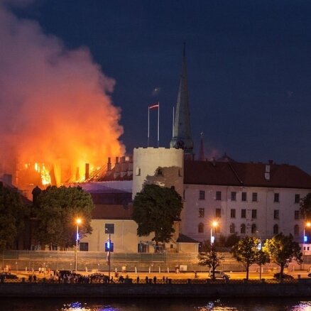 Пожар в Рижском замке: выгорело 3200 квадратных метров, пострадал пожарный