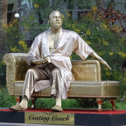 В Голливуде появилась статуя "кушетки для кастинга" с Харви Вайнштейном в пижаме и тапках