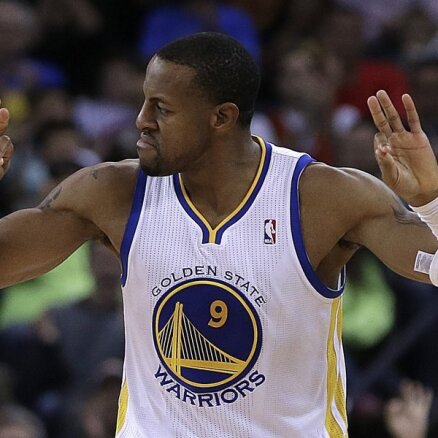 Video: Igudala ar pēdējo sekunžu metienu ieraksta savu vārdu NBA rekordu grāmatā