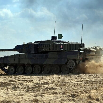 Polija plāno līdz marta beigām apbruņot ar tankiem Ukrainas brigādi