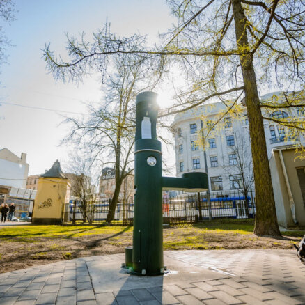 В парках Риги установлены шесть кранов с питьевой водой — и для людей, и для собак