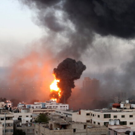 Palestīniešu kaujinieki uz Izraēlu izšāvuši vairāk nekā 300 raķešu; izsludināts ārkārtas stāvoklis Lodā