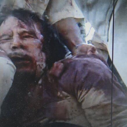 Pēc sagūstīšanas miris bijušais Lībijas līderis Muamars Kadafi , nogalināts arī viņa dēls (23:00)