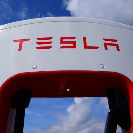 Izejmateriālu trūkums veicina 'Tesla' auto cenu pieaugumu