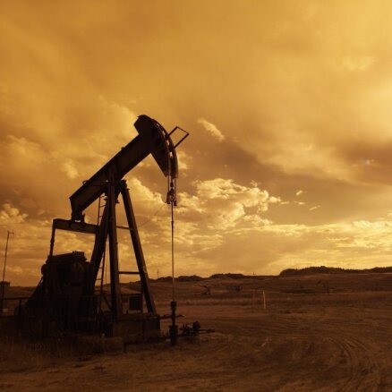 Akciju cenas krītas, naftas cenas aug bažās par iespējamu ASV aizliegumu importēt Krievijas naftu