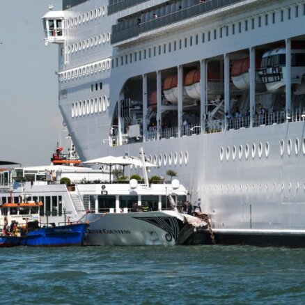 Video: Venēcijā kruīza kuģis ietriecas tūristu kuģītī, ievainojot piecus cilvēkus