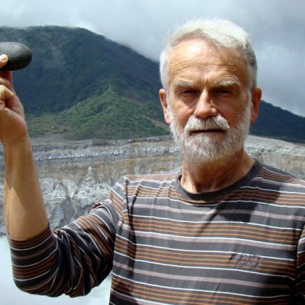 Tēlnieks Paosa vulkānā Kostarikā iestāda akmens sēklu no Latvijas