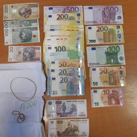 ФОТО. На литовской-российской границе у гражданина Латвии нашли около 19 000 евро