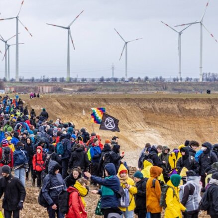 Foto: Vācijas policija no Luceratas ciema izvedusi visus klimata aktīvistus