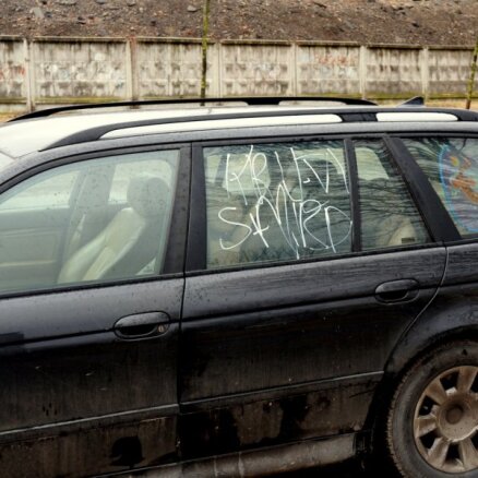 Foto: Kāds 'aktīvists' apzīmogojis Meldru ielā novietotās automašīnas