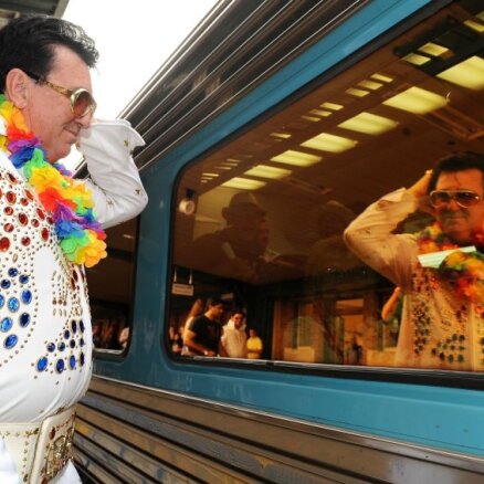 Lielbritānijā no viesnīcas evakuēti desmiti 'Elvisu Presliju'