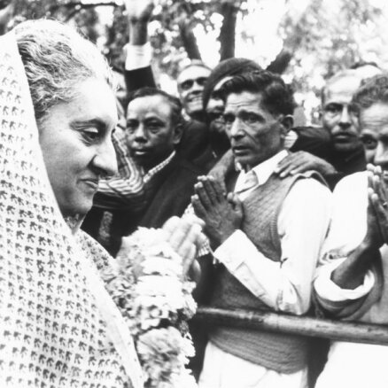 No dumjās lelles par Indijas Māti un demokrātijas slepkavu – Indira Gandija