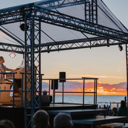 Foto: Maģiskais saullēkts ērģeļu skaņās – Ivetas Apkalnas koncerts Jūrmalas pludmalē