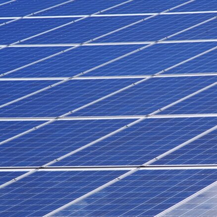 'Lindstrom' plāno investēt 260 000 eiro saules paneļu parka izveidē Piņķos