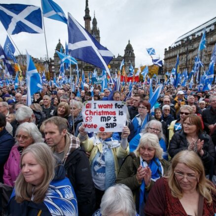 Tūkstošiem cilvēku demonstrācijā Skotijā atbalsta neatkarību no Lielbritānijas