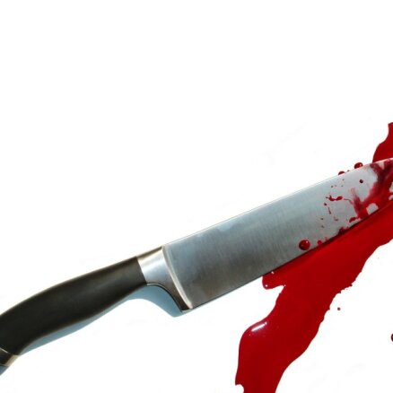 В Сигулде пасынок нанес отчиму 50 ножевых ранений