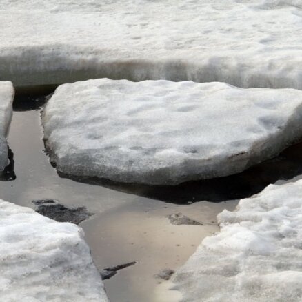 Sākot ar piektdienu, Rīgā nedrīkst atrasties uz ūdenstilpju ledus