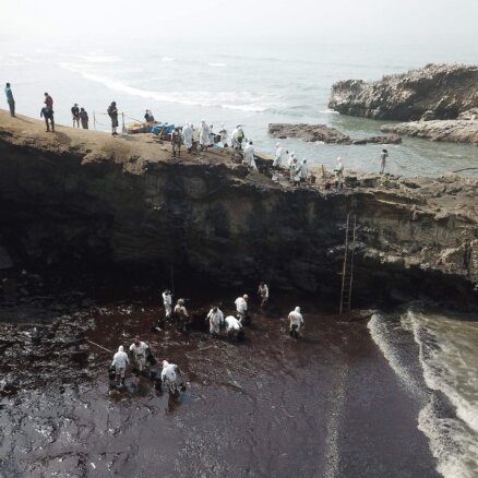 Foto: Peru piekrastē likvidē naftas noplūdes sekas