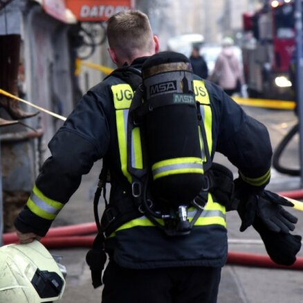 Daugavpilī ugunsgrēkā cieš divi cilvēki; Rīgā pašu spēkiem evakuējas 50