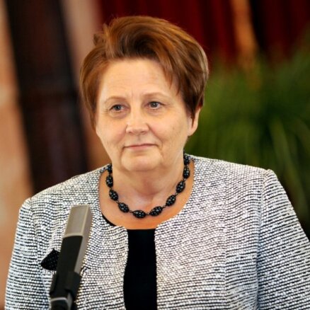 Straujuma pirmajā sēdē aicina turpmāk ierēdņu vietā runāt ministriem