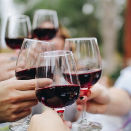Vai tiešām vīna dzeršana palīdz dzīvot ilgāk? Pierādījumi ir visai 'šķidri'
