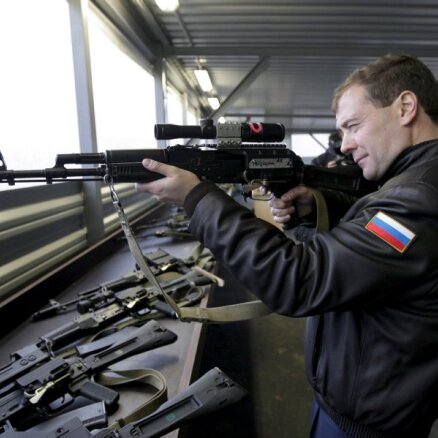 Медведев : Россия может отказаться от разоружения