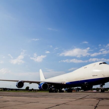 Foto: Rīgā nolaižas visu laiku lielākā 'Boeing' lidmašīna
