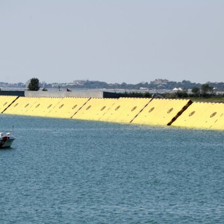 Foto: Venēcijā uzsāk piepūšamo ūdens slūžu sistēmas 'Mozus' testu