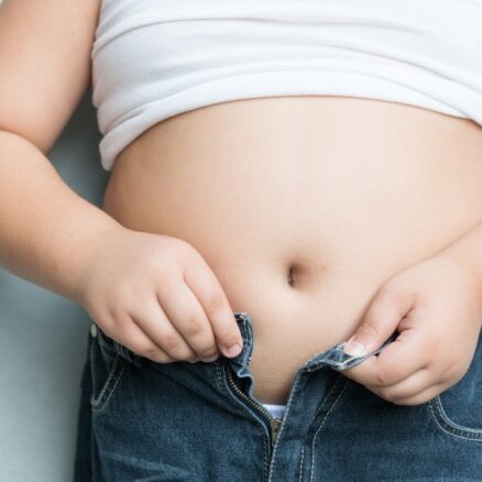 Bērni un pusaudži turpina aptaukoties; ārsti uzsver – pandēmijas sekas