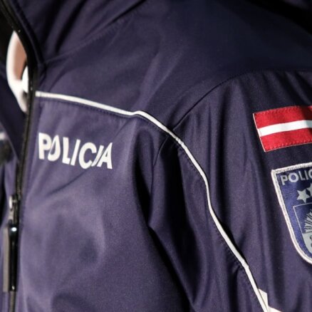 Уволили сотрудницу полиции, связанную с нападением на юношу с украинским флагом