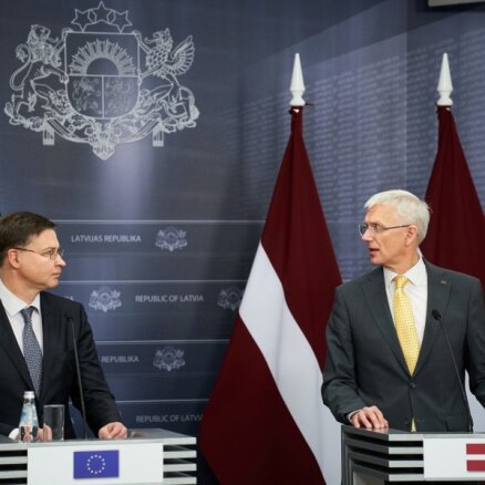 Cenu kāpumu veicina globālie procesi, pauž Kariņš un Dombrovskis