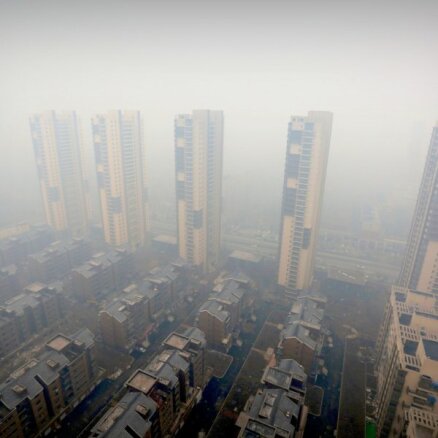 Ķīnā plašas teritorijas apņem indīgs kodīgu dūmu smogs