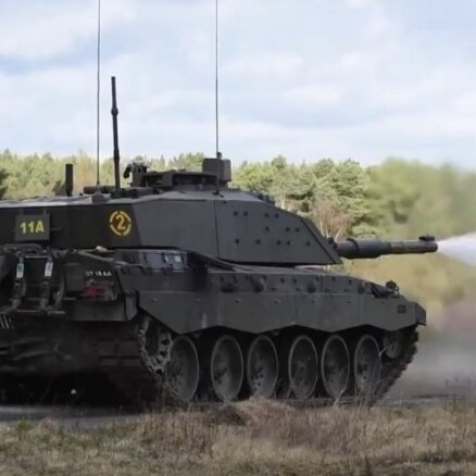 'Challenger 2' spēks: briti pirms sūtīšanas Ukrainai demonstrē savu tanku spējas