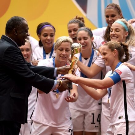 FIFA pārstāvi izsvilpj sieviešu Pasaules kausa apbalvošanā