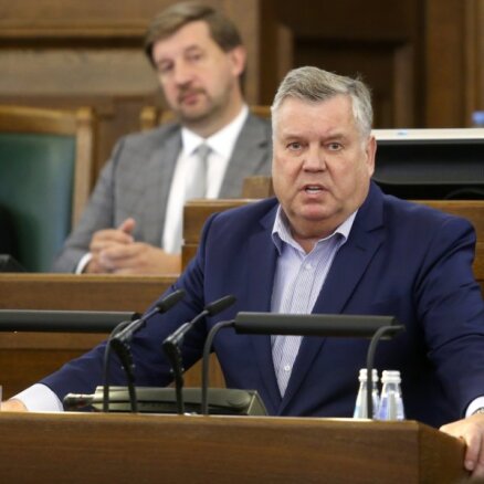 Parakstu vākšana par Saeimas atlaišanu: Urbanovičs parakstīsies; Kariņš kļūs prasīgāks