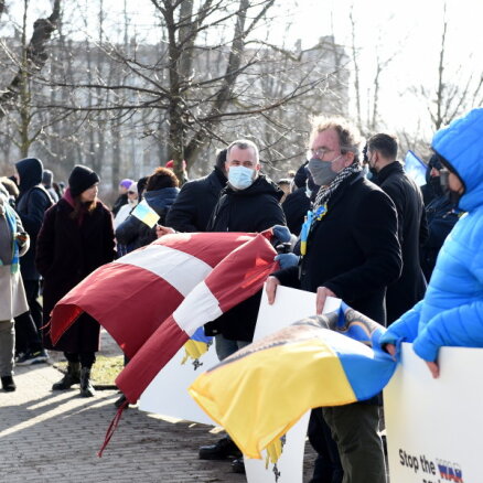 ВИДЕО: несколько сотен человек собрались у посольства России в поддержку Украины