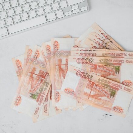 Krievijas 'Tinkoff Bank' dibinātājs Tiņkovs pārdod banku kontrolējošā uzņēmuma akcijas