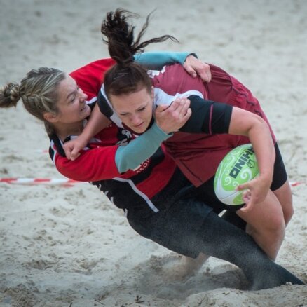 Foto: Latvijas čempionātā pludmales regbijā sievietēm uzvar LSPA