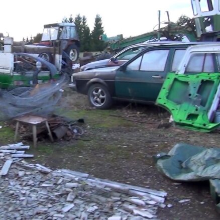 Video: Policija privātmājas teritorijā Ķekavā atradusi lielu daudzumu zagtu auto detaļu
