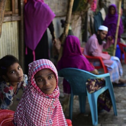 No vardarbības Mjanmā uz Bangladešu aizbēdzis 21 000 rohingju