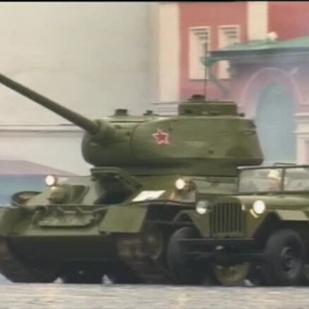 Video: Maskavā izspēlē 1941. gada militāro parādi