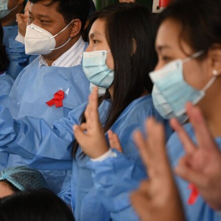 Apvērsums Mjanmā: ārsti pārtrauc darbu un uzsāk protestu