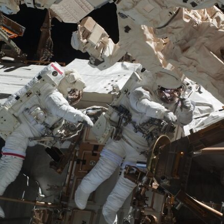 Pēc sešiem mēnešiem kosmosā SKS pametusi četru astronautu apkalpe