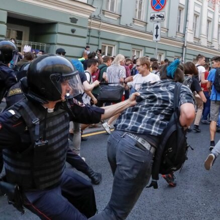 Foto: Krievijā protestos pret pensiju reformu aizturēti vismaz 800 cilvēku