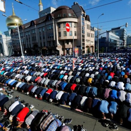 Foto: Maskavas ielās musulmaņu tūkstoši atzīmē Ramadāna beigas