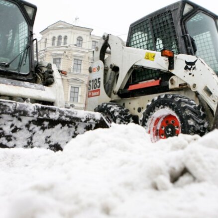 Cīņai ar sniegu Rīgas centrā tiks veidota mobilā sniega tīrīšanas brigāde