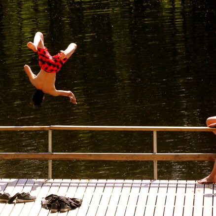 В Латвии идет кампания против прыжков в воду головой вперед